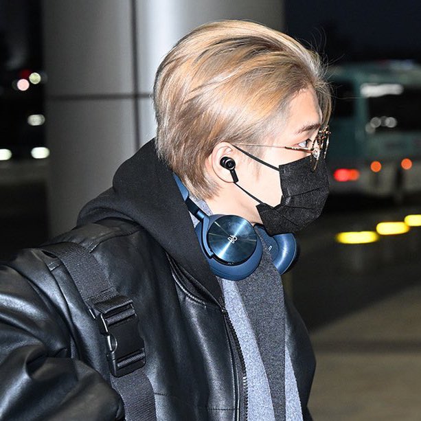 han having headphones and wireless earphones