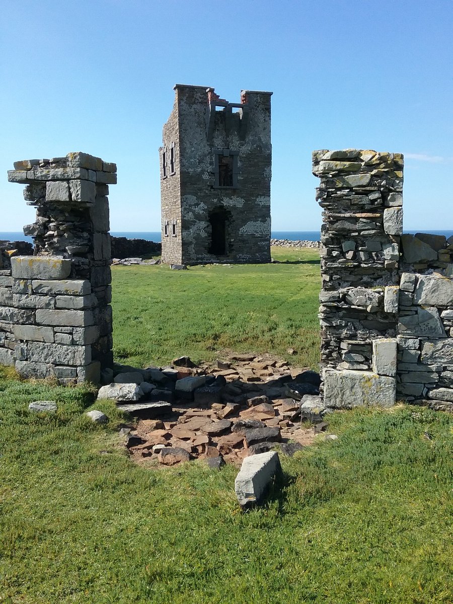 IrelandEcotours's tweet photo. Napoleonic Signal Tower - Mutton Island #AnClár https://t.co/mxERGuse9I
