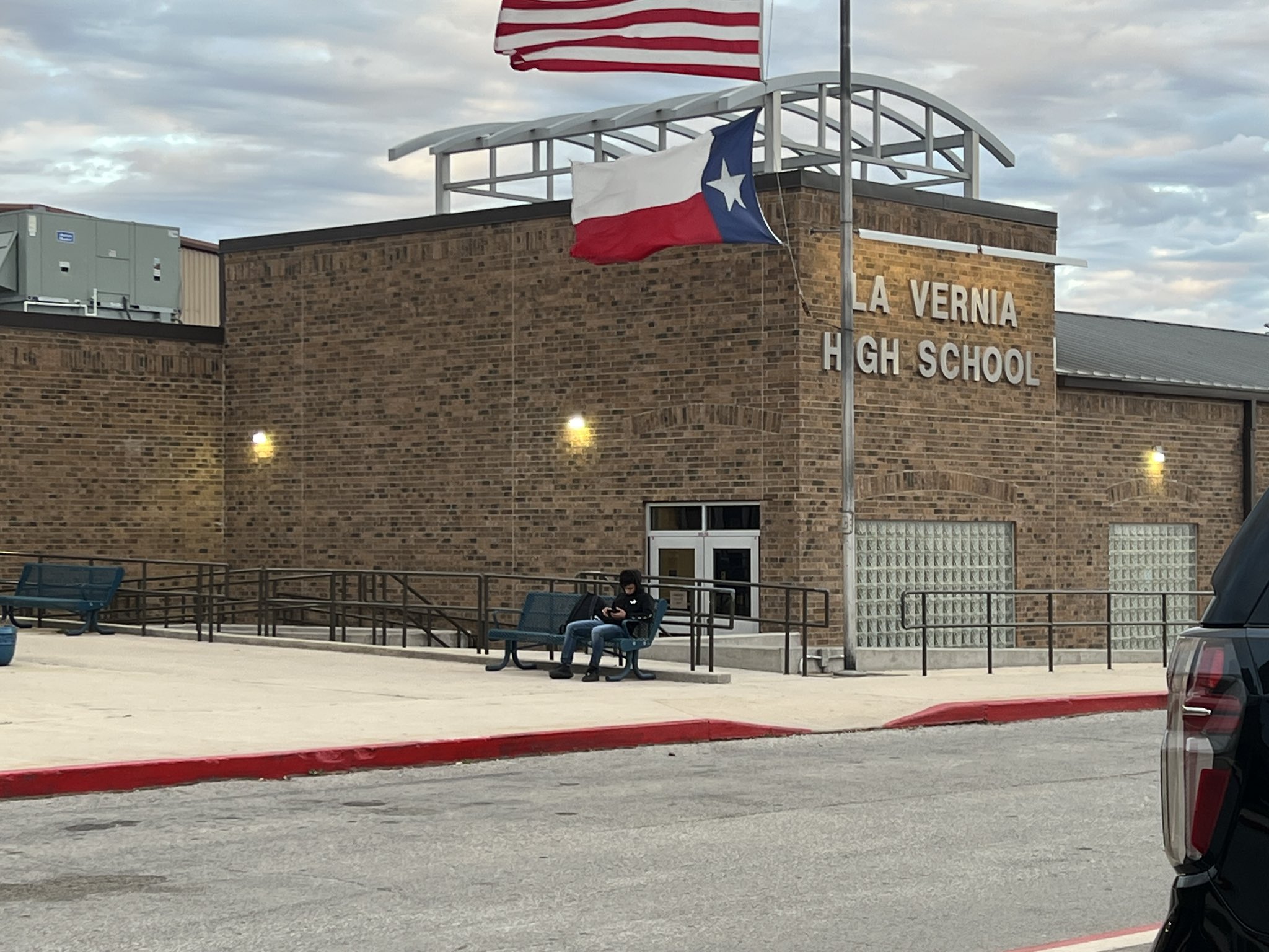 Leigh Waldman on Twitter: "School board meeting tonight in La Vernia ISD.  Board members will hear the results of two focus groups discussing the  switch to a 4 day instructional week. Read
