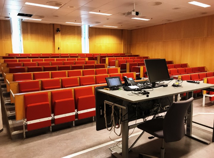 OrdfSBV's tweet photo. Här sitter jag efter att ha skickat in en ny version av det paper som jag ska presentera just i denna sal i Oslo på torsdag.

Tyvärr inte live, utan online.
Tenta som krockar sätter stopp.

För mer info:
https://t.co/HsDiKZmYEw

#LIS
#MASTER
#Libraries
#Oslo
#Bobcatsss https://t.co/IZamhkQxEO