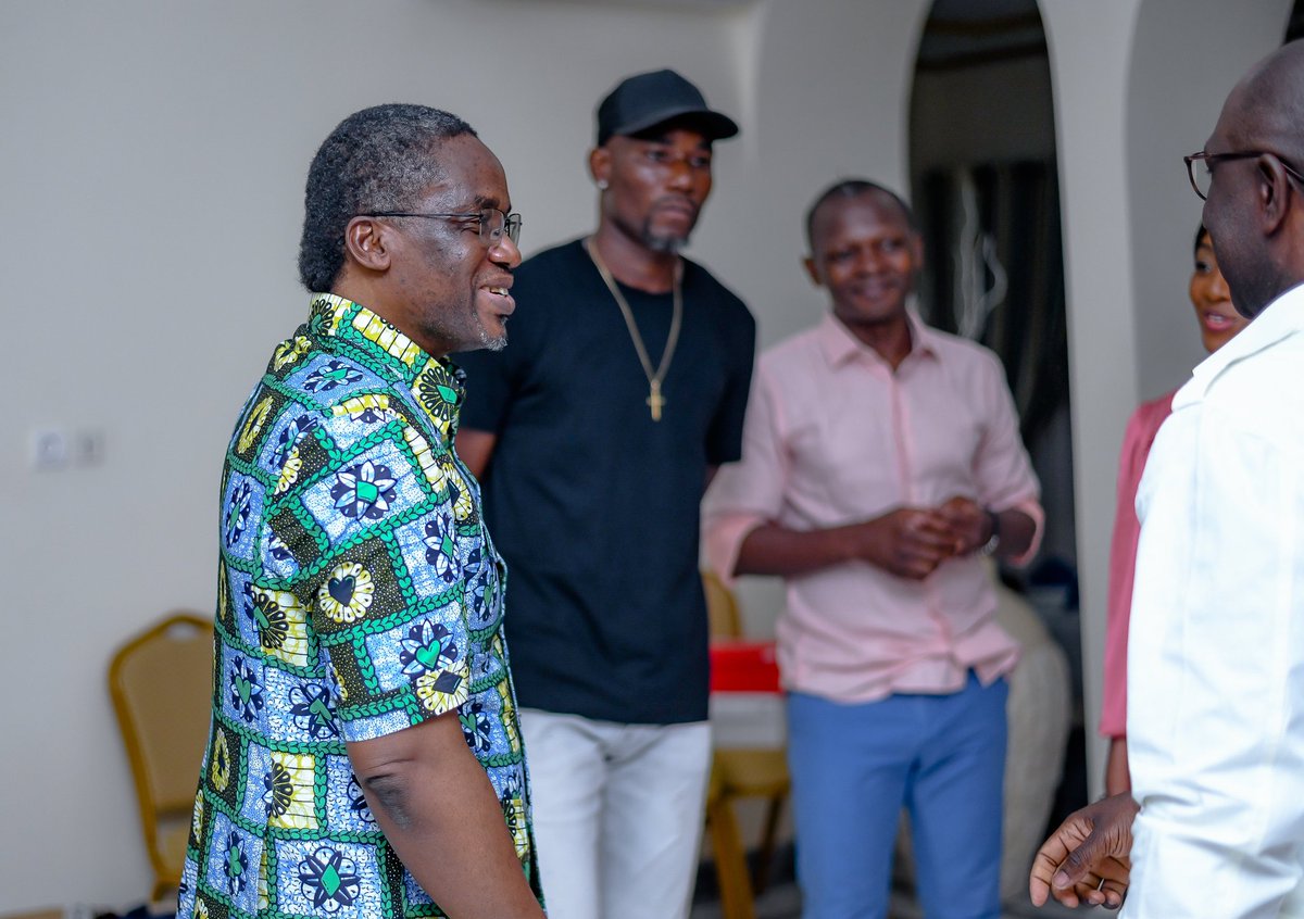 L’ancien international togolais <a href="/AgassaK/">Agassa kossi</a> et le Directeur Sport de NWTv <a href="/augamega1/">AMEGA Augustin</a> ont remis à  <a href="/AbiraBonfoh/">Abira  BONFOH</a>, présidente de <a href="/AsaalFondation/">Fondation Asaal</a>, plusieurs lots de chaussures et de maillots pour enfants, offerts par la marque <a href="/PUMA/">PUMA</a>
#New World Tv
<a href="/pawi228/">Pawinam Batema</a>
<a href="/TometyKai/">tomety kai</a>