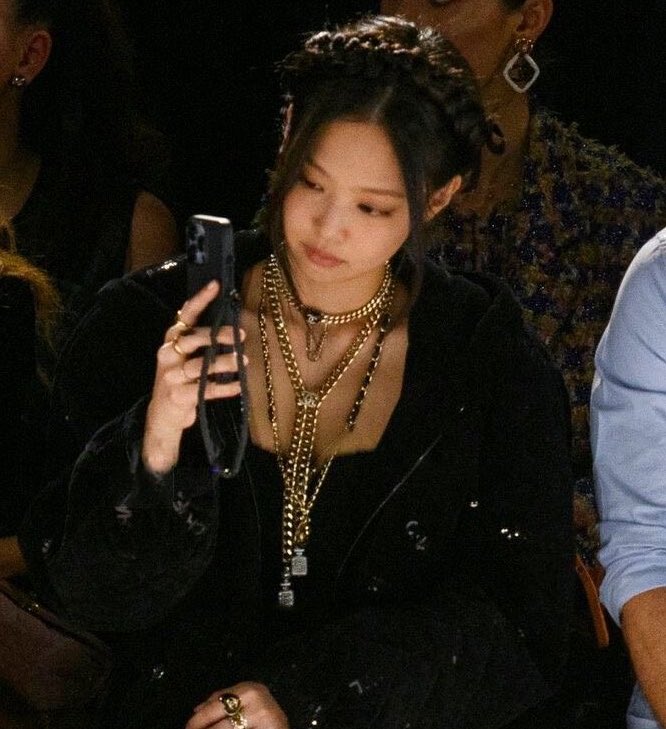HUMAN CHANEL JENNIE