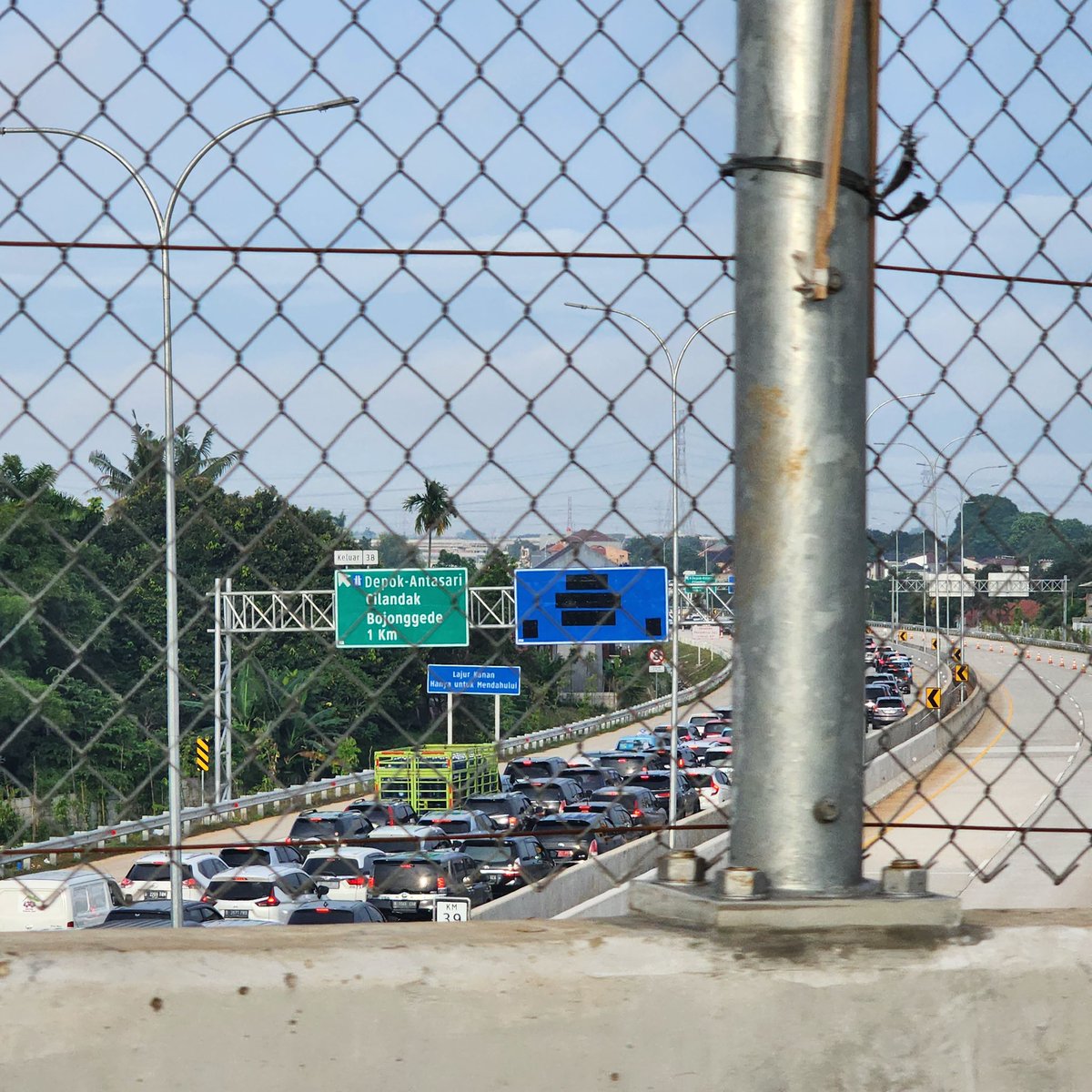 dik_kelik's tweet photo. @RadioElshinta  tol cijago , dr margonda menuju andara macet, di google maps biru (lancar). Agar mencari jalur alternatif. Cuaca cerah. https://t.co/OB3YF21AMt