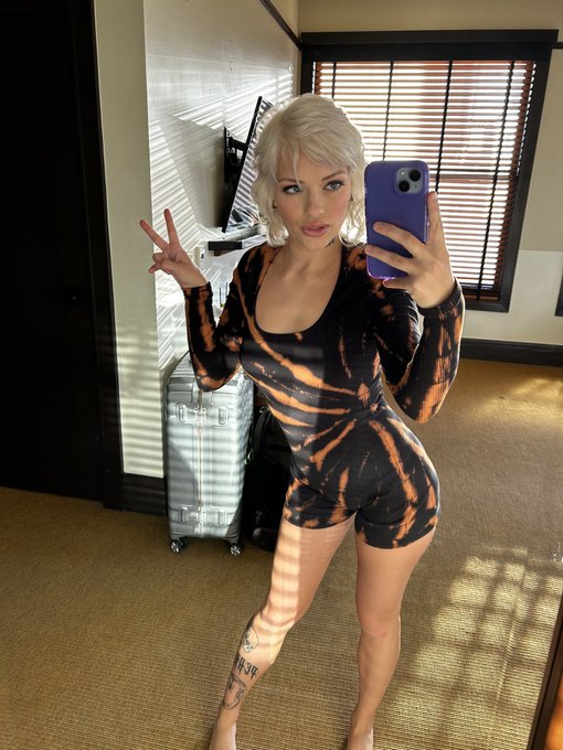 1 pic. you guys ? I’m so fucking excited ✨ https://t.co/q2Awz9c4lh