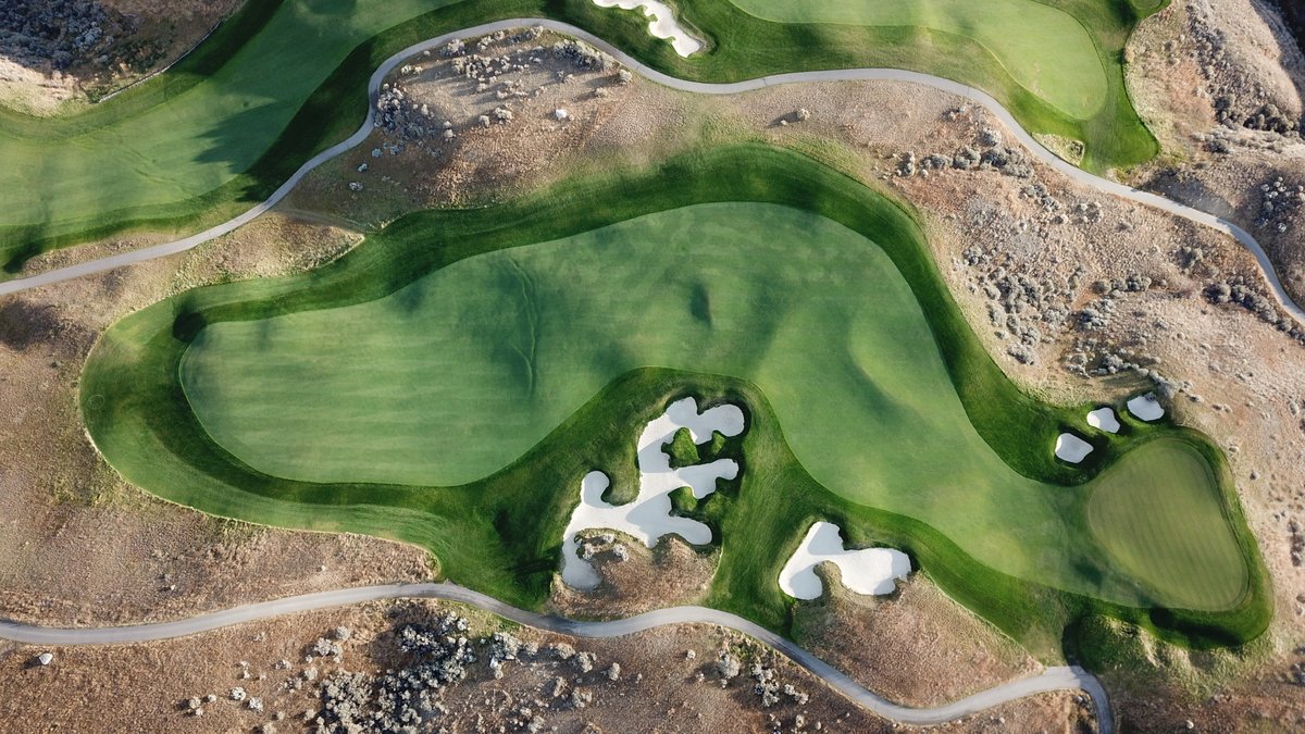 Tobiano's topography is simply stunning from above, wouldn't you agree?

#tobianogolf #golfkamloops #kamloopsbc #explorebc #beautifulgolfcourses