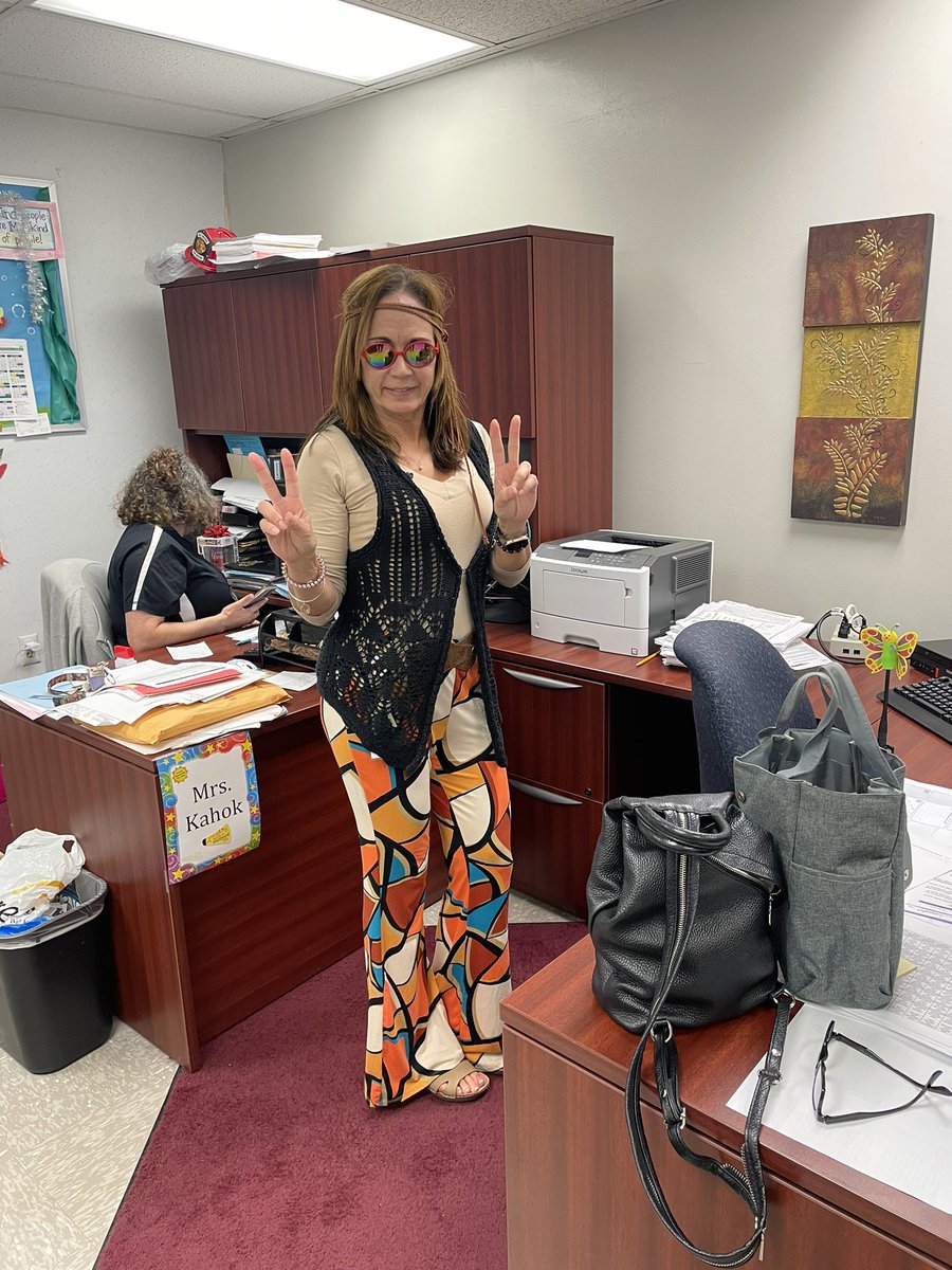 lotrn71's tweet photo. @BcpsCentral_ Central Park ES celebrates Literacy Week by going back in time😃 https://t.co/mT6IFyYXoQ