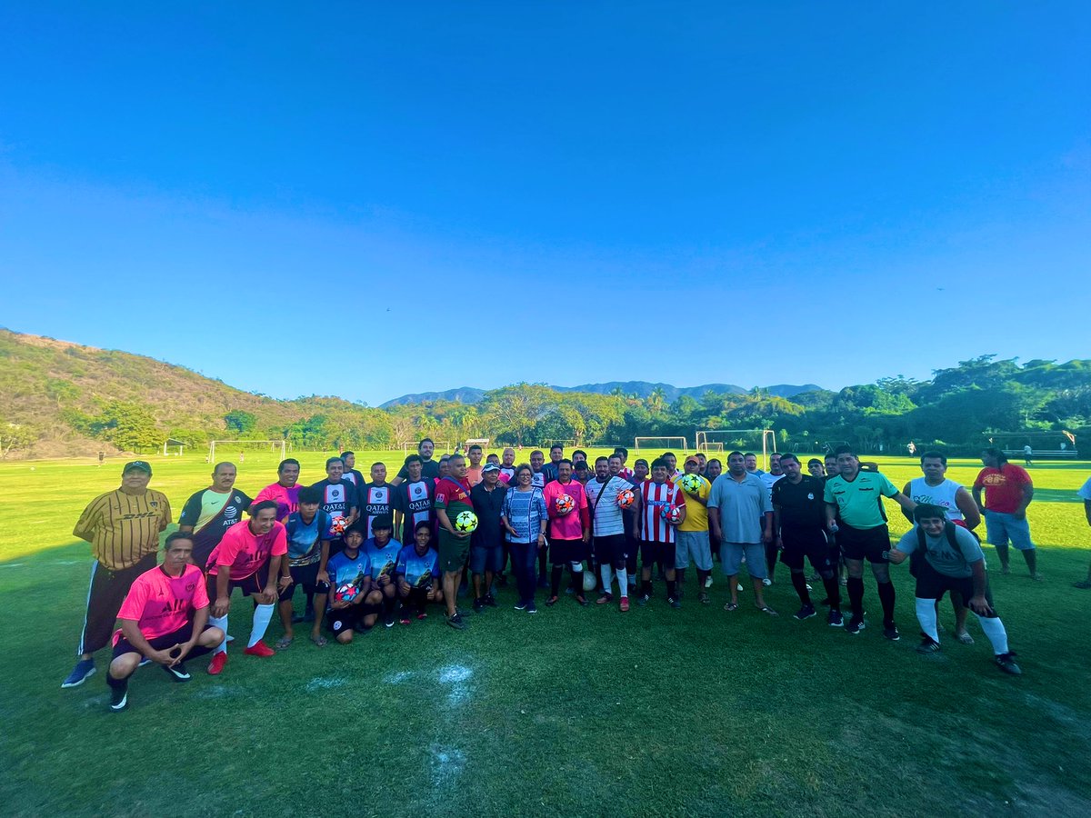 El fin de semana asistí con mucha alegría a inaugurar el “Torneo de fútbol Máster 45, Adela Román Ocampo” con mis amigos de las Colonias Jardín, San Isidro, Pedregoso, La puñalada, Progreso, La venta y Zapata.