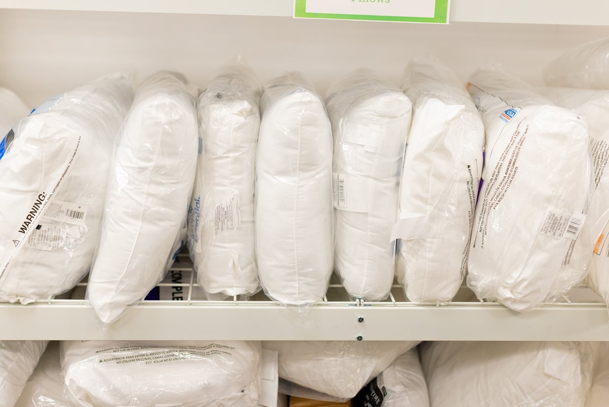 The_Green_Chair's tweet photo. #MostNeededMonday Pillows! As of 1/20, we’ve provided families with 114 beds - that’s over 150 pillows!
Next time you’re out shopping, feel free to grab a couple of bed pillows at Walmart, Target, or Amazon. Our neighbors in need will be so appreciative! https://t.co/06ZSwjALPr