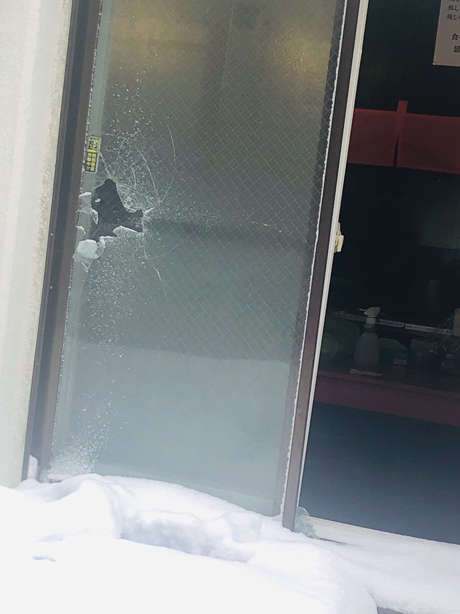 516kouichirou's tweet photo. 泥棒にやられました。

これから警察やらなんやらで本日の営業未定とさせて頂きます。

券売機もってくなや https://t.co/jhD9uwVxBt
