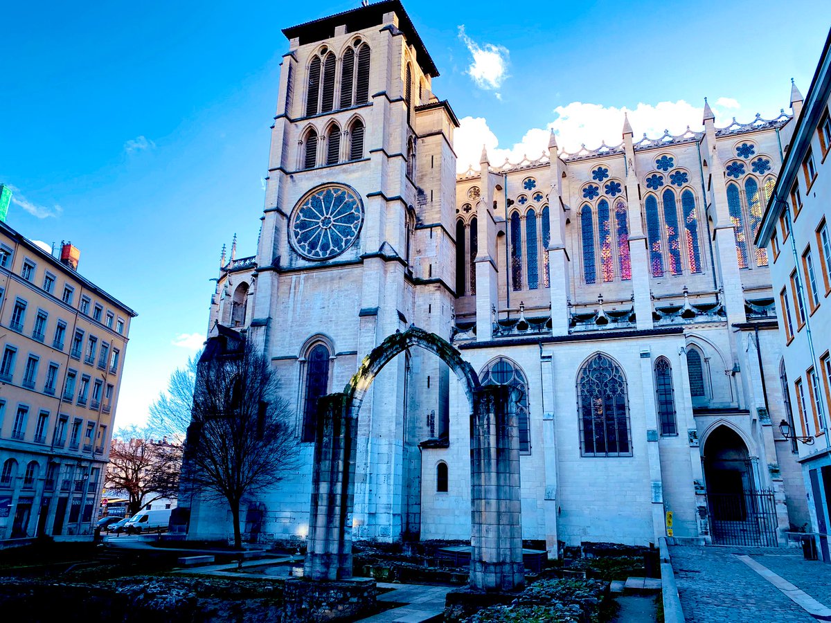 ByFR_officiel's tweet photo. ByFR事務所のある街:リヨン🇫🇷
旧市街の《サンジャン大聖堂 Cathédrale Saint-Jean-Baptiste》🔔
建物裏には4世紀頃の遺跡が残っており、そこからチラッと見える大聖堂内部のステンドグラスがとても綺麗‥❤︎オススメかつ穴場の撮影スポットです📷✨
#ByFR #hermes #フランス #Lyon https://t.co/C7s3Z5fpKT