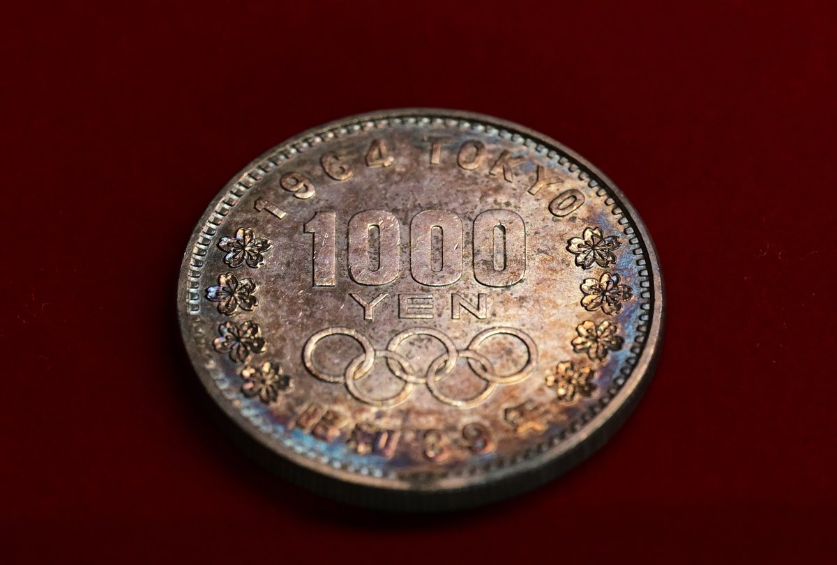 造幣さいたま博物館展示の昭和39年東京オリンピック1000円銀貨、めっちゃトーン付いてる。