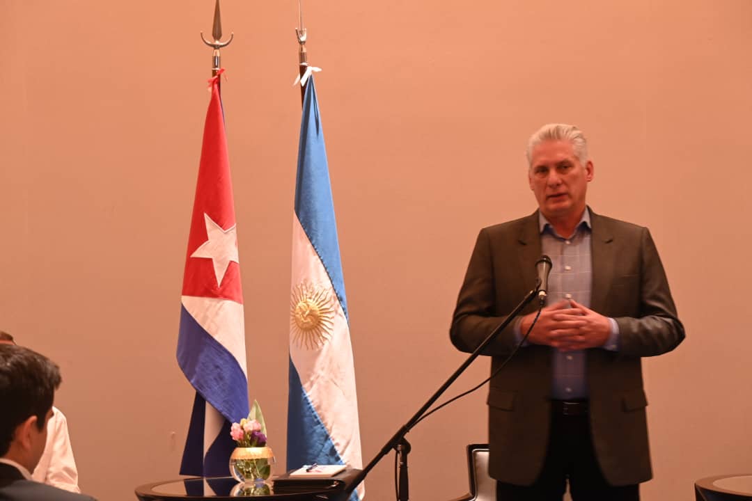 DiazCanelB's tweet photo. Ratificamos en el encuentro que en #Cuba seguiremos firmes y dignos; avanzando con la unidad y la resistencia creativa de nuestro pueblo; y luchando por una Patria socialista y próspera, independiente, soberana, solidaria y de justicia social. 🇨🇺 https://t.co/Ya4kIopzHu