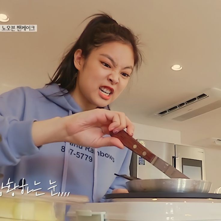 Lalisawonka's tweet photo. Habrá hilo de momentos que mantienen humilde a jennie, curiosamente es con la comida. https://t.co/YCDWKu0AxF