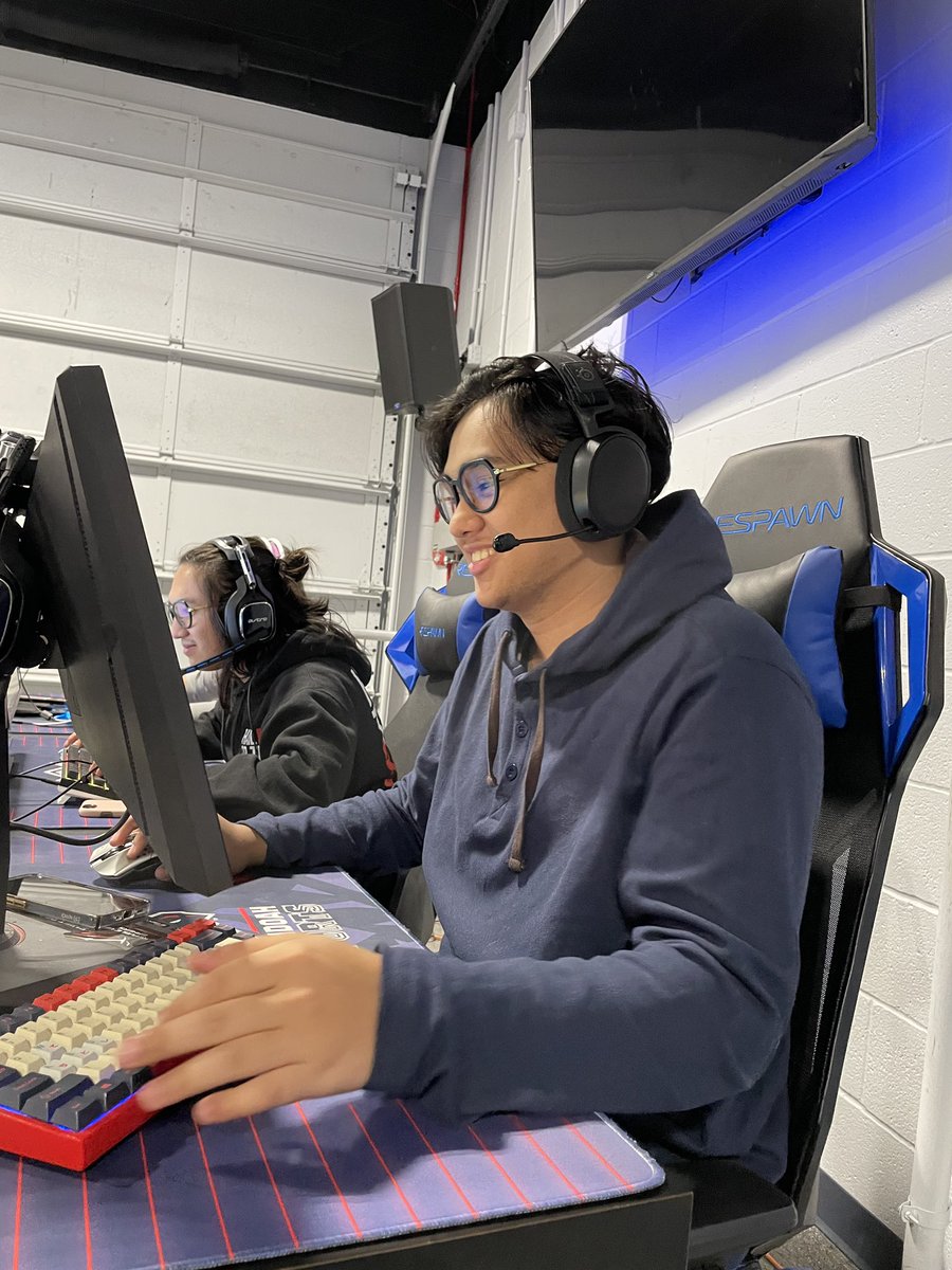 ShenUesports's tweet photo. Starting off the semester with a bang💥

Our newest partner @raydasher_co provided all of our varsity players/coaches with a set blue light glasses!

A lot of great things coming up this semester that we can’t wait to share with you all!

#BeyondGaming https://t.co/iUsmOa5eML