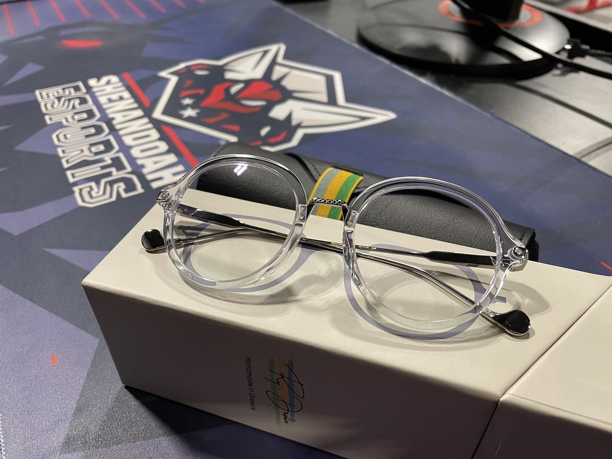 ShenUesports's tweet photo. Starting off the semester with a bang💥

Our newest partner @raydasher_co provided all of our varsity players/coaches with a set blue light glasses!

A lot of great things coming up this semester that we can’t wait to share with you all!

#BeyondGaming https://t.co/iUsmOa5eML