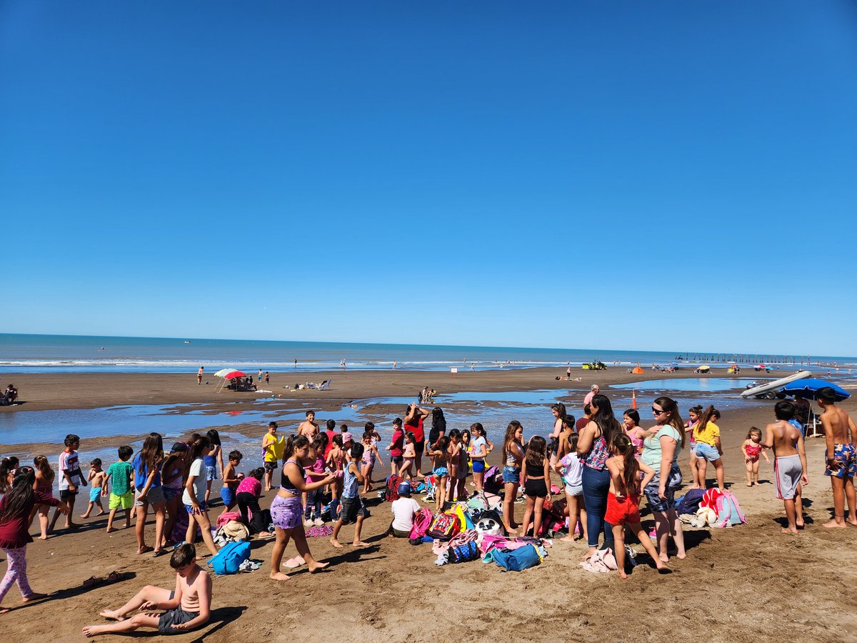 ClaudioRMartini's tweet photo. Visitamos las actividades en espejo de agua de la EAV de la EP N° 2 de Monte Hermoso, con Julio Bello el Jefe Distrital y el Coordinador Victor Carrizo. Más de 60 alumnos se sumaron a la propuesta. Un día de mar, diversión y amigos hacen una hermosa jornada! 
@AlbertoSileoni https://t.co/fhi5wUqerL