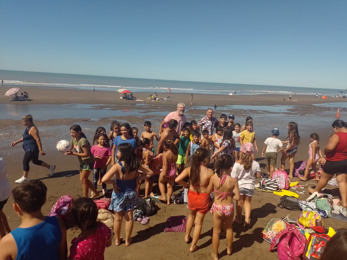 ClaudioRMartini's tweet photo. Visitamos las actividades en espejo de agua de la EAV de la EP N° 2 de Monte Hermoso, con Julio Bello el Jefe Distrital y el Coordinador Victor Carrizo. Más de 60 alumnos se sumaron a la propuesta. Un día de mar, diversión y amigos hacen una hermosa jornada! 
@AlbertoSileoni https://t.co/fhi5wUqerL