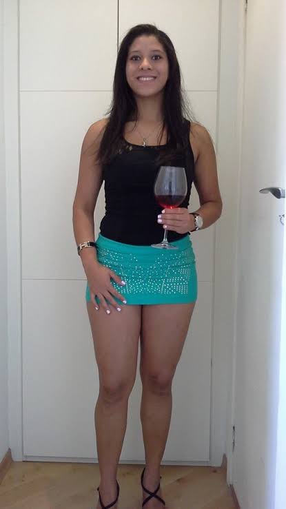 Dale rt si quieres que me quite la falda 😈 comenta de que pais eres ❤ te gustaria ver netflix conmigo?