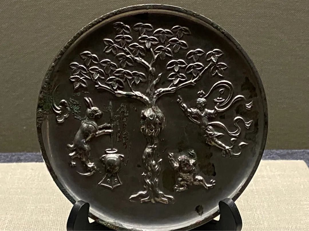 ShaanxiPlus's tweet photo. In Xi'an Museum, there is a mirror engraved with Chang'e and Jade Rabbit that attracts attention. A rabbit was pounding medicine under a tree, and Chang'e was flying to the moon. This mirror fully displays Chinese culture. #Happy兔Year #ChineseNewYear #HiRabbit https://t.co/aQMxODM8Z0