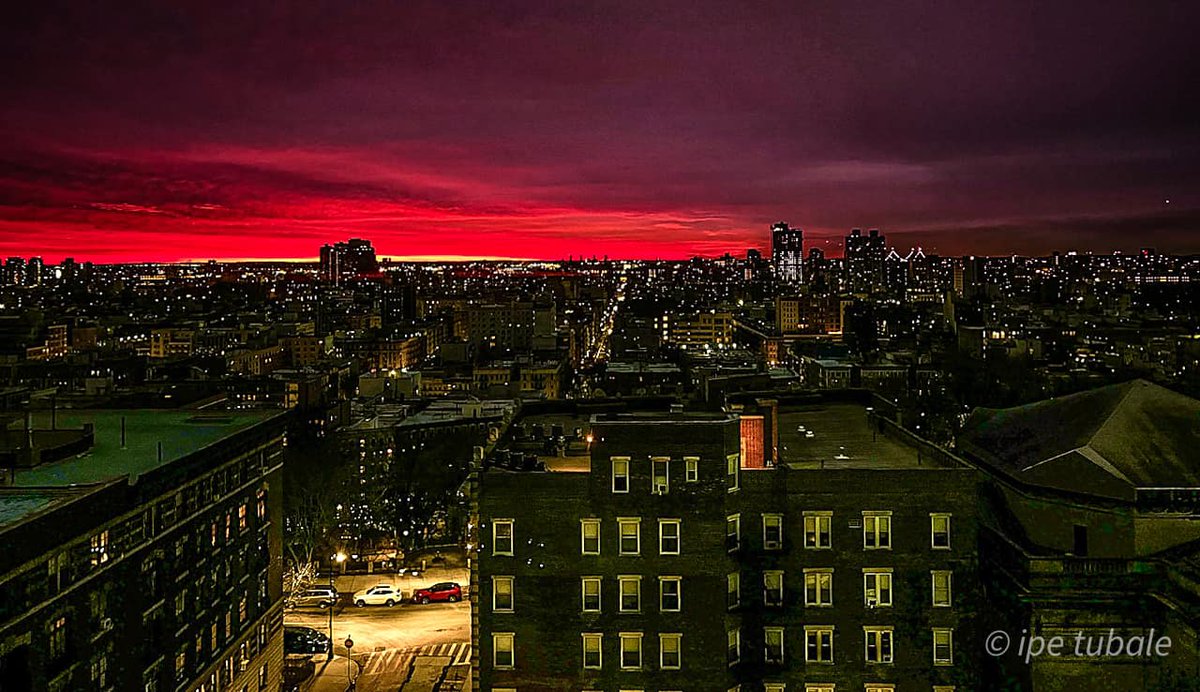 jo-cerrudo.blogspot.com/2023/01/joy-on…
While most of New York City was sleeping, nature was showing off. The sky over Manhattan was emblazoned fiery red near the horizon; a sliver of yellow promising a glorious sun. Instant mood-lifter. A joyful welcome to a new day. #Amilliondollarview.