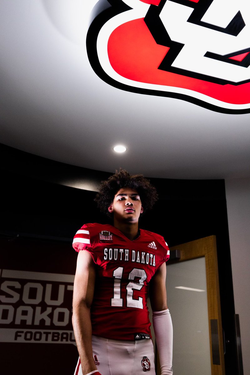 Noah12Smith's tweet photo. I would like to thank the coaching staff for having me and my family in Vermillion for my official visit can’t wait to go back @CoachTaylorDB @_CoachHodge  @CoachTJohansen @CaravanFootball https://t.co/A9eVkROQ1B