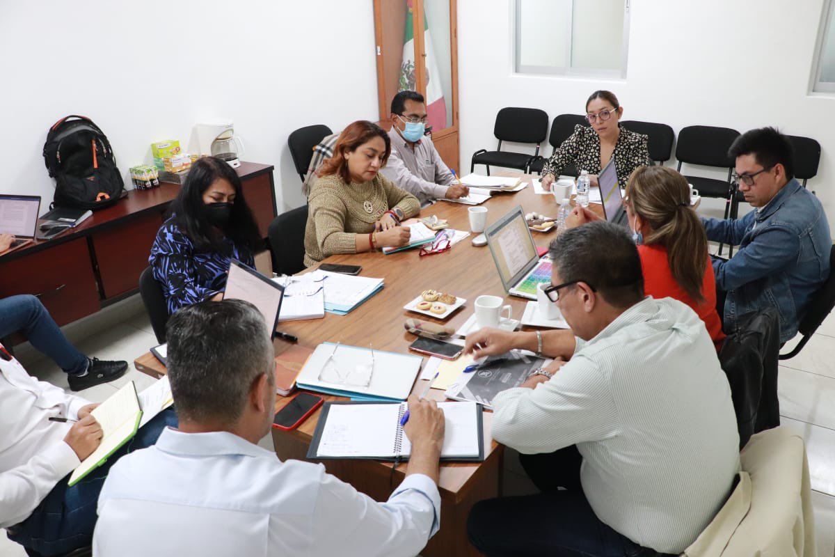 blancaluzmtz's tweet photo. El trabajo en equipo siempre nos brindará mejores resultados. Por ello, me reuní con directoras y directores del área administrativa, de planeación y académica para revisar los avances en cada una de las acciones emprendidas en pro de la #ComunidadCECyTEO. 

@CECyTEOaxaca https://t.co/QqTg7OO0PG