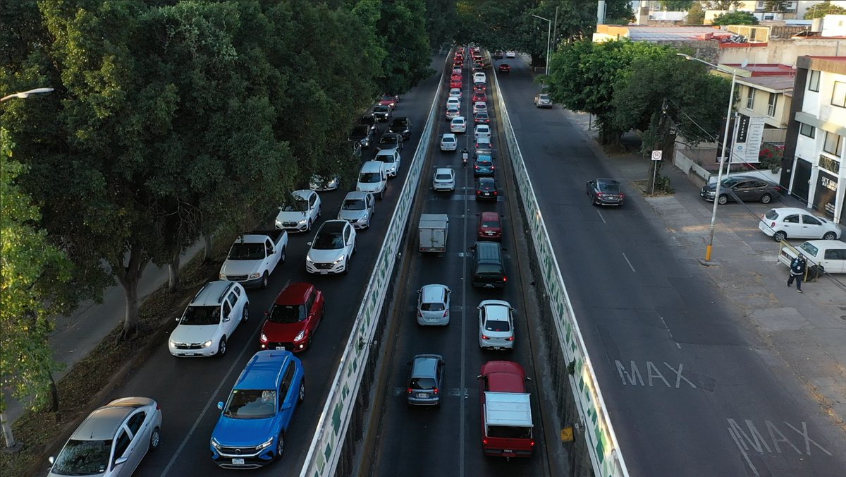EnriqueAlfaroR's tweet photo. Esta es la realidad de todos los días en #LópezMateos y tiene que cambiar. No hay soluciones fáciles para una de las arterias más importantes y conflictivas del AMG, pero podremos encontrar la mejor opción si nos escuchamos. ¿Ya participaste? https://t.co/f4J2SdqCEk