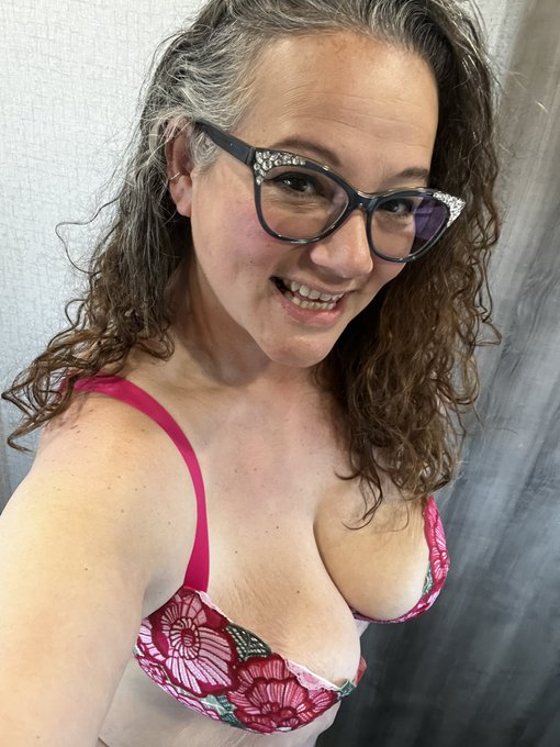 Let&rsquo;s play more! HMU for special rates for shows, texting, and custom photo set tonight!  702-707-4399