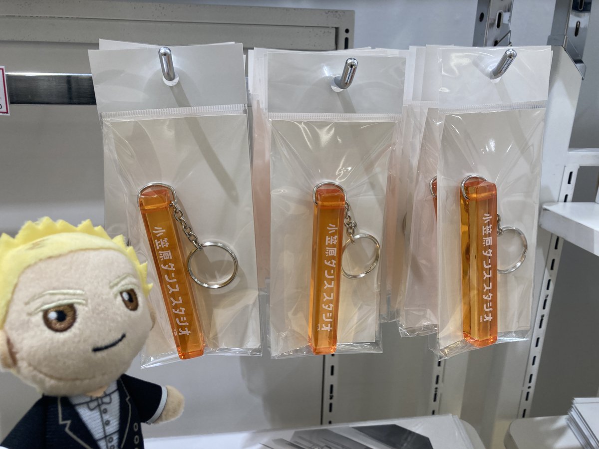 ballroom_ex's tweet photo. ＼多々良ぬいと仙石ぬいがボールルームへようこそ原画展グッズ紹介🎉／

・アクリルキーホルダー
・ボールペン
「小笠原ダンススタジオ」「Bres鎌倉」のロゴが入った一品です！
ぜひ職場やおうちに✨

▼商品情報
https://t.co/VeXyeI4n5n
#ボールルームへようこそ　#ボールルーム展 https://t.co/kZRHDT88Xk