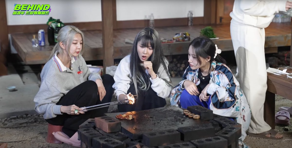 띵동🛎️! 설을 맞아 썸냐들을 위한 
🎁설선물🎁이 도착했습니다!

설맞이 마시멜로우 구워먹기 현장...! 

꿈둥이들의 저녁시간을 “Full 버전”으로 
준비했답니다..✨

설에 꿈둥이들보고 힐링하세요~💖

🔽비하인드 보러가기🔽
youtu.be/ql2z3OUndAc

#드림캐쳐 #웰아월 
<a href="/hf_dreamcatcher/">드림캐쳐 Dreamcatcher</a>