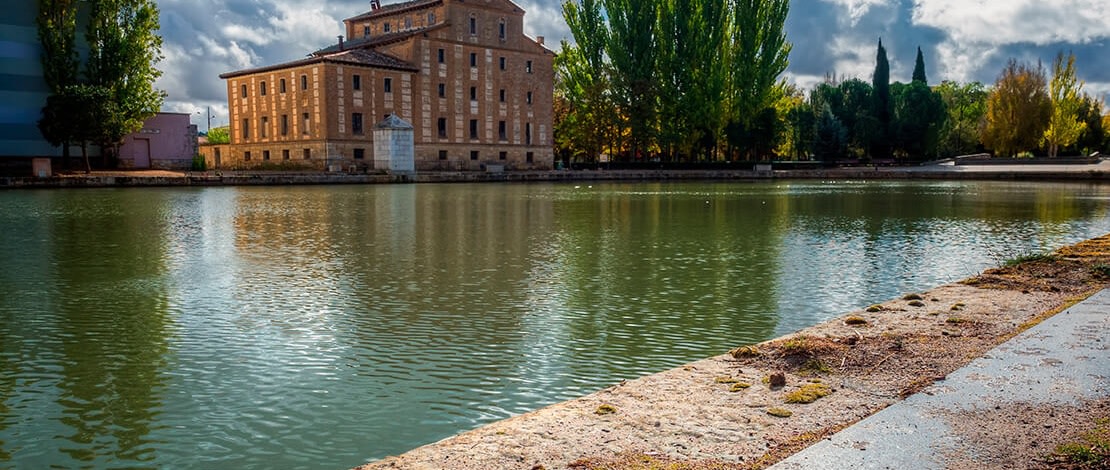 Stage 1: The North Stretch is 75km long and centres on the province of Palencia. It has the most locks (24). 

Stage 2: The Campos Branch is 78km and runs through the province of Valladolid. 

👉bit.ly/3ndKMcb

#VisitSpain #SpainExperience @CyLesVida