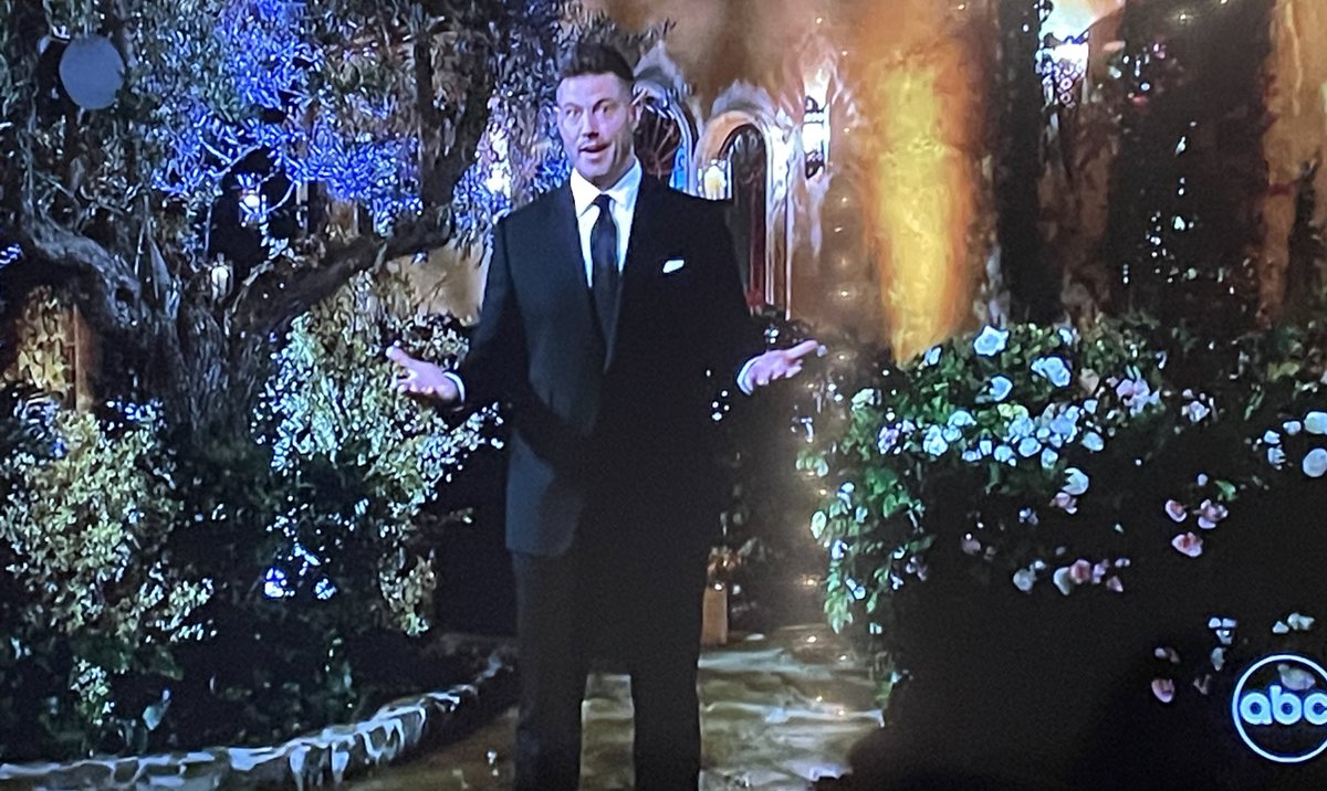 petersgolfcart's tweet photo. “Of course the driveway’s been hosed down”

THEYRE BECOMING SELF AWARE #TheBachelor #Bachelor https://t.co/S0Xn2SrqIQ