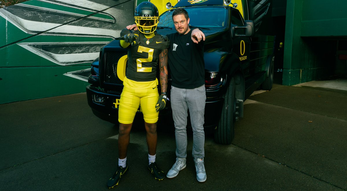 mtorressports's tweet image. Over the weekend #Oregon hosted Long Beach Poly linebacker Dylan Williams, who's emerged as a major target for the Ducks in 2024. 

He's landed recent offers from Alabama, Auburn and Michigan and gives the latest as his recruitment booms.

STORY: si.com/college/oregon…