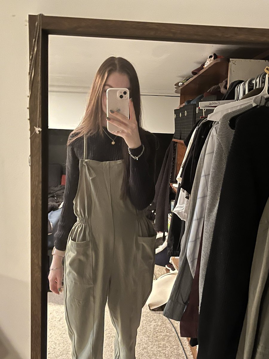 jess) on Twitter "overalls are business casual🫡"