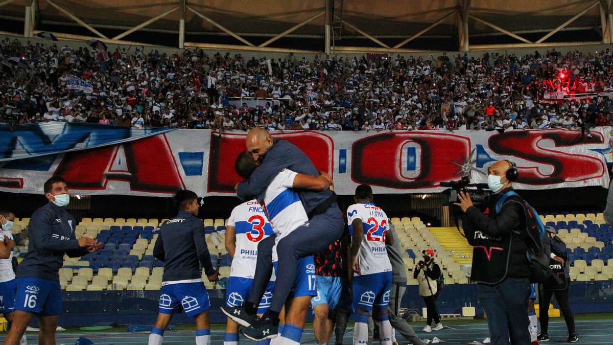 crisferuc's tweet photo. Ojo acaban de decir que el finde se juega en concepción el partido de catolica ❤️⚪🔵 decision de holan 👏, #LosCruzados @Cruzados #esterroa https://t.co/K10Fta91At
