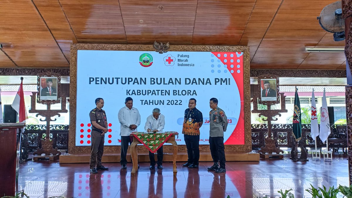 Blora - Penandatanganan berita acara serah terima hasil Bulan Dana  PMI Kabupaten Blora oleh Ketua Umum  Panitia Bulan Dana PMI Kab. blora Bpk. Letkol Inf. Andy Sulistyo Kurniawan Putro,S.Sos.,M.Tr (Han) dan Ketua PMI Kabupaten Blora Ir. H. Sutikno Slamet.
