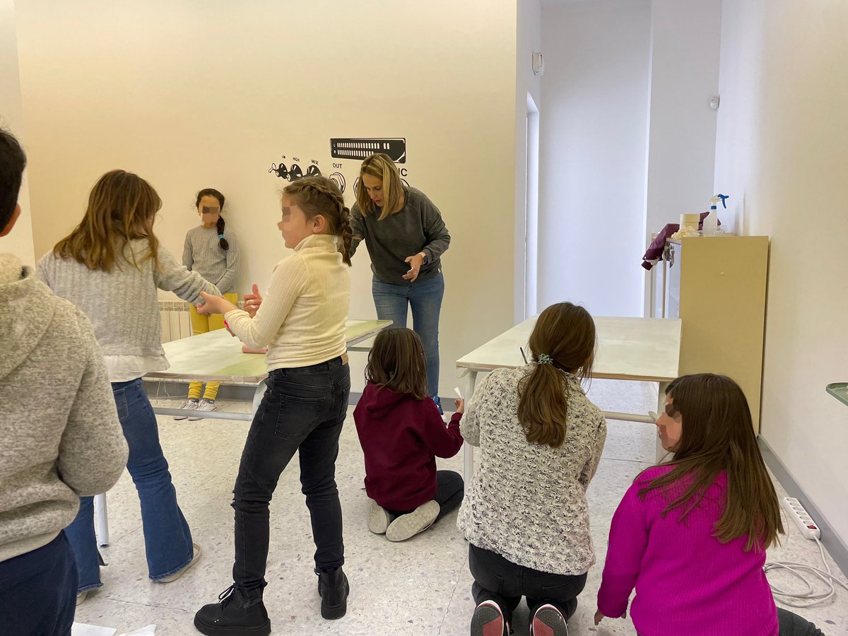 Seguimos en pleno cambio de nuestros espacios. Esta vez nos toca empezar a pintar, mobiliario antiguo para darle una nueva vida #PIEEFFA #auladelfuturo <a href="/crfptic/">CRFPTIC</a> <a href="/cfievalladolid/">CFIE VALLADOLID</a>