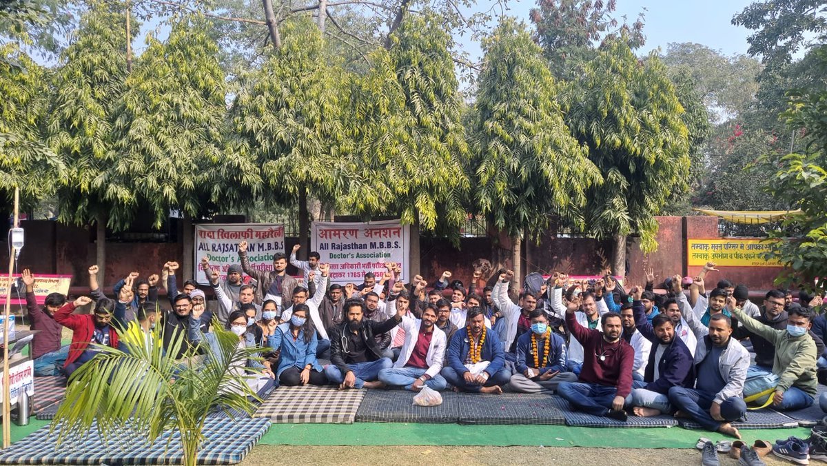 drdeepak_gurjar's tweet photo. सरकार की दादागिरी.... स्वास्थ्य भवन जयपुर के सामने 5 दिन से आमरण अनशन कर रहे चिकित्सकों को बलपूर्वक हटाने का फरमान । @ashokgehlot51 
@jaipur_police 
@1stIndiaNews 
@ml_vikas 
@DrSatishPoonia 
@Gulab_kataria 
@Ra_THORe https://t.co/oRDBFyZfps