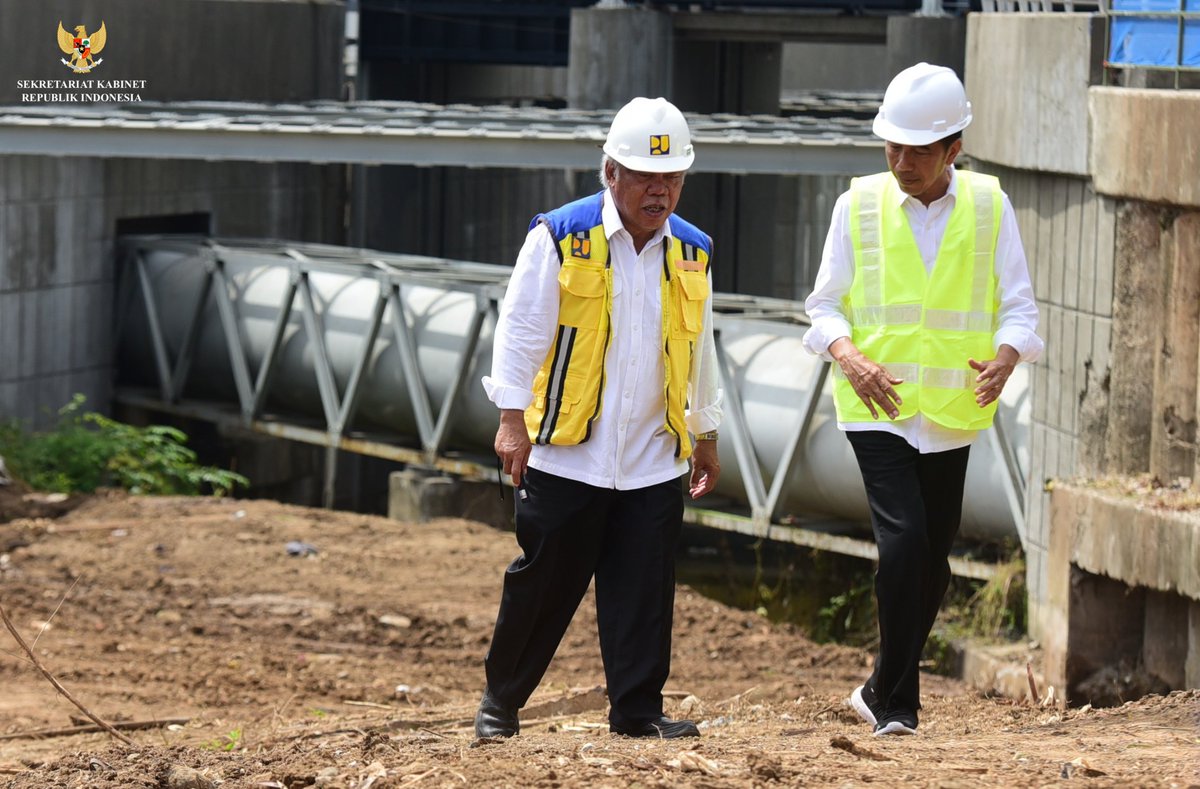 setkabgoid's tweet photo. Presiden @jokowi meninjau proyek sodetan Kali Ciliwung ke Saluran Kanal Banjir Timur. Lokasi peninjauan merupakan pertemuan antara ujung sodetan dan KBT di Kel. Cipinang Besar Selatan, Kec. Jatinegara, Jakarta Timur, Selasa (24/01/2023).

#PotretKabinet
Foto: Humas Setkab/Rahmat https://t.co/tdK8GPjFmW