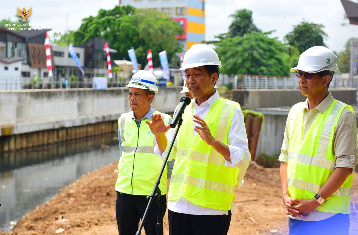 setkabgoid's tweet photo. Presiden @jokowi meninjau proyek sodetan Kali Ciliwung ke Saluran Kanal Banjir Timur. Lokasi peninjauan merupakan pertemuan antara ujung sodetan dan KBT di Kel. Cipinang Besar Selatan, Kec. Jatinegara, Jakarta Timur, Selasa (24/01/2023).

#PotretKabinet
Foto: Humas Setkab/Rahmat https://t.co/tdK8GPjFmW