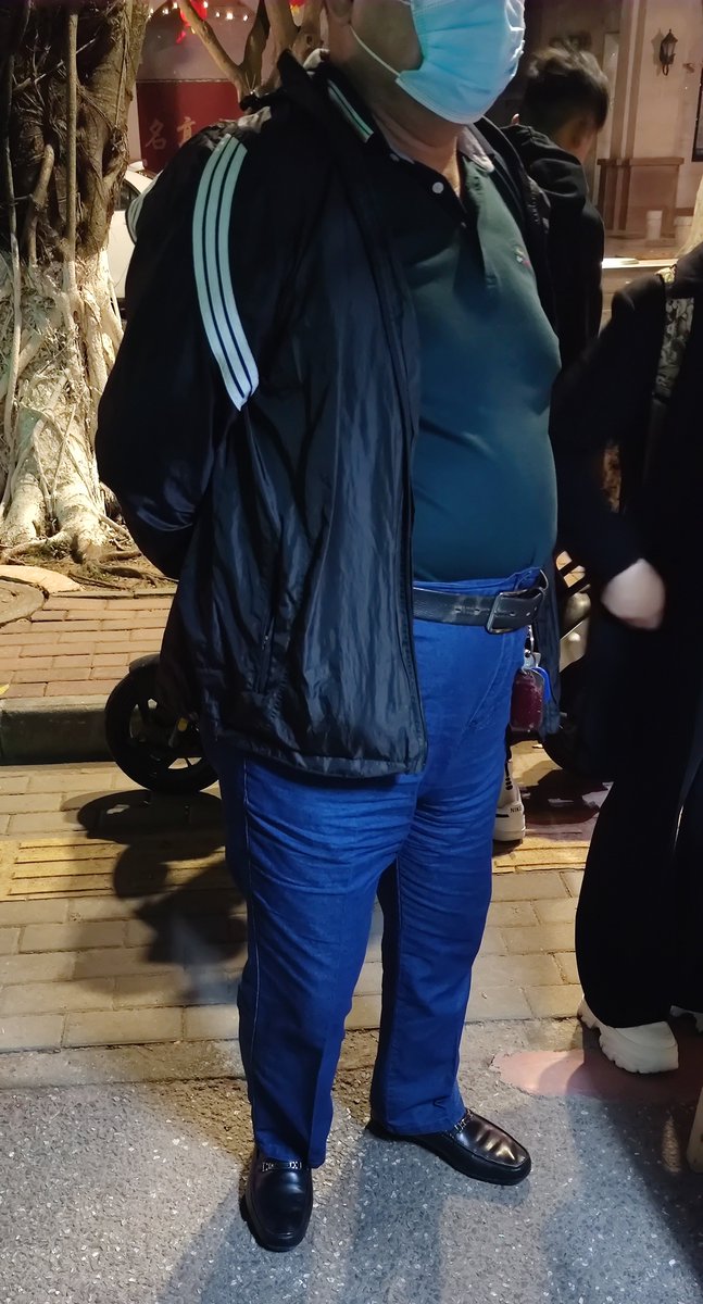 vinker17's tweet photo. 逛小吃街时发现一位大叔，虽然衣着打扮不是我喜欢的类型，但是看到他鼓鼓的肚子就有种想拍打他肚子的冲动😂--在小吃街没吃饱的猪先生 https://t.co/eeqq0se76f