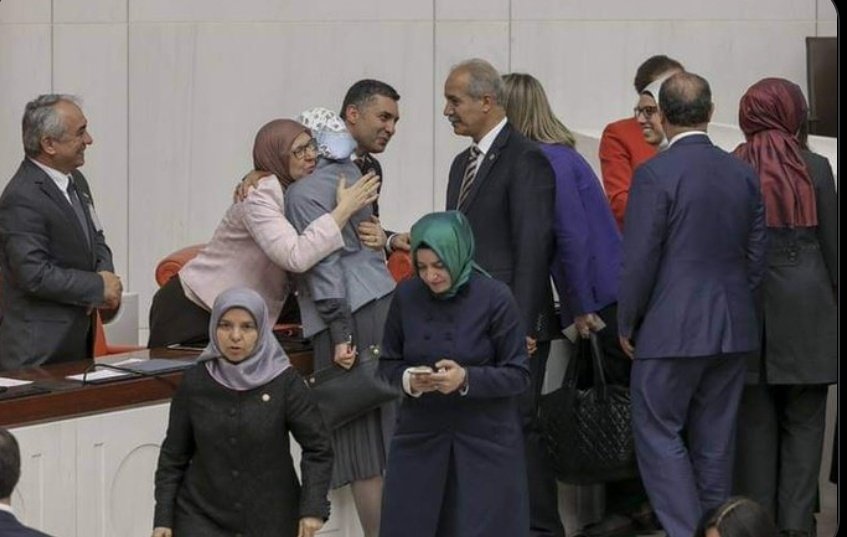 Liyakat bitti,ekonomi çöktü,dış politikada yaramaz çocuk kimse konuşmak istemiyor,absürt bir türedi sınıfı oluştu,zevksiz şekilsiz. Demokrasimiz daha da gelişsin derken şimdi güven içinde insan gibi yaşayalım noktasına geriledik. Giderayak yağma peşindeler hâlâ! #ÖmrümüzüYedinAKP