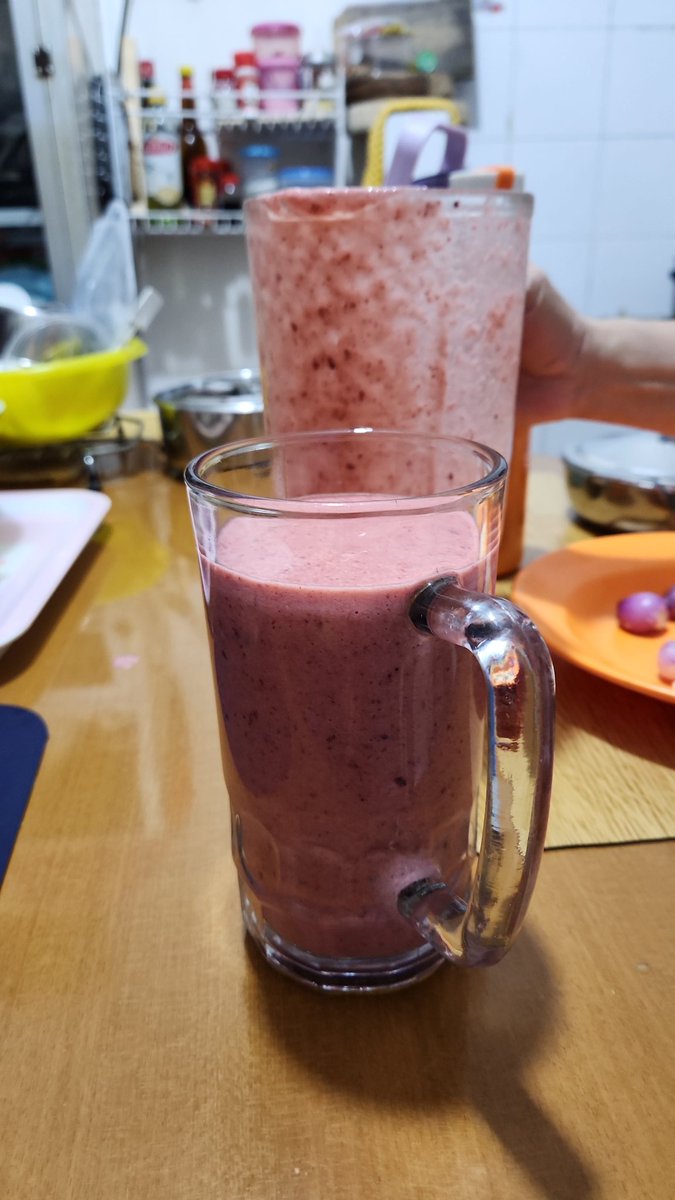 Cindietta's tweet photo. Sebuah smoothies yg membuat idup lbh adem dikit #dikitdoang 🤏 https://t.co/C9NvriDbFa