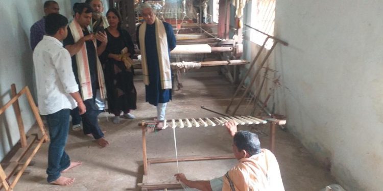 OrissaPOSTLive's tweet photo. UNESCO delegation visits Gopalpur handloom cluster
https://t.co/RclCtVU9Zq #UNESCO #HandloomCluster #Gopalpur #Jajpur #Odisha https://t.co/CGRNHQ5kQd