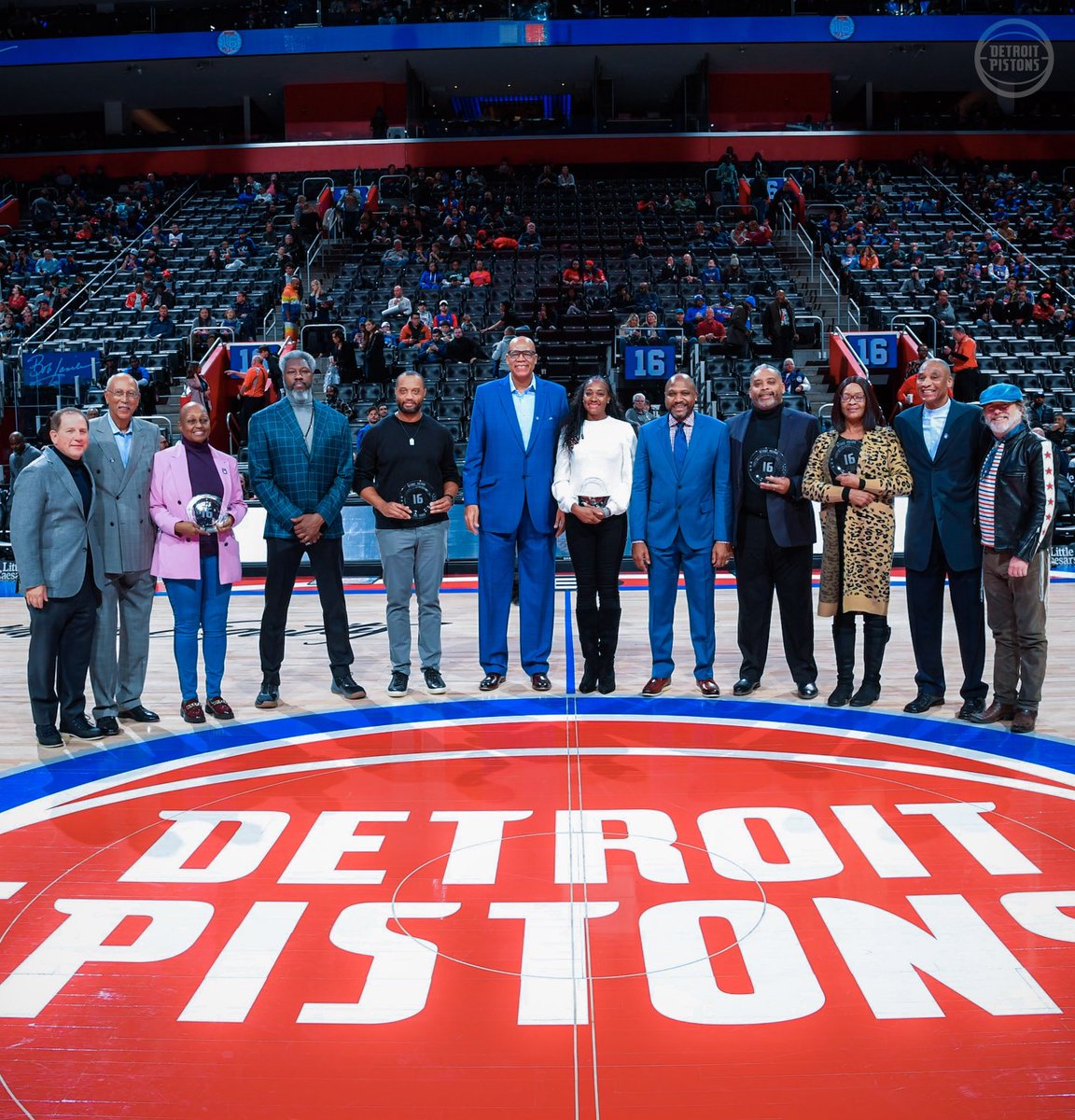 DetroitPistons's tweet photo. Tonight, we recognize the life and legacy of Bob Lanier alongside his family, friends, and #Pistons legends ❤️ https://t.co/kwvE0reRze