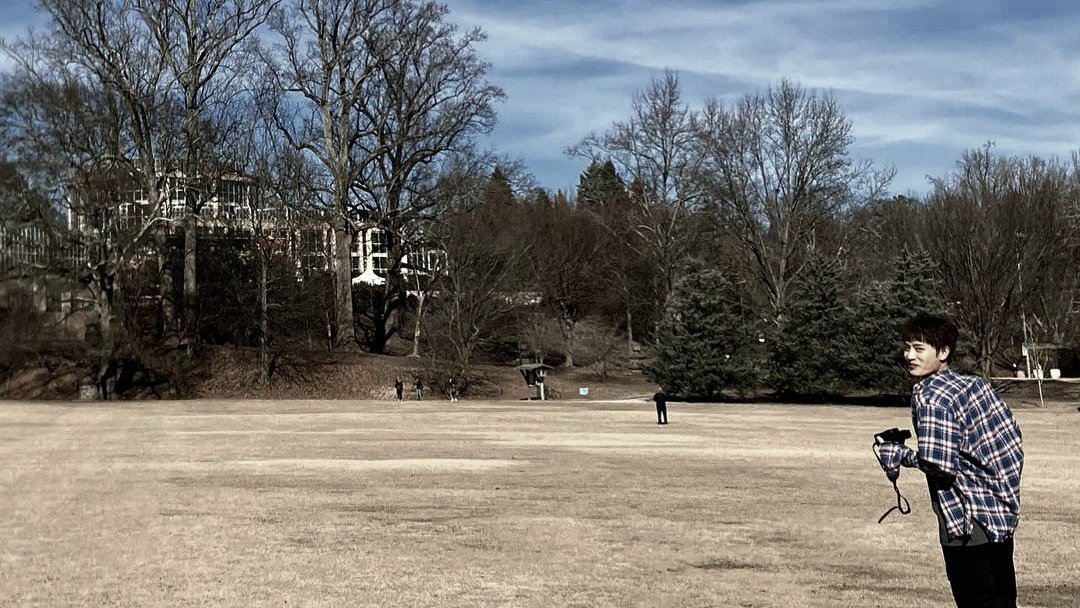 Taejl's tweet image. I’m thinking of going for a walk outside, by wearing a casual outfit. Spending time beneath cloudy sky with bright shining sense, and warmth breaths around the cerulean.