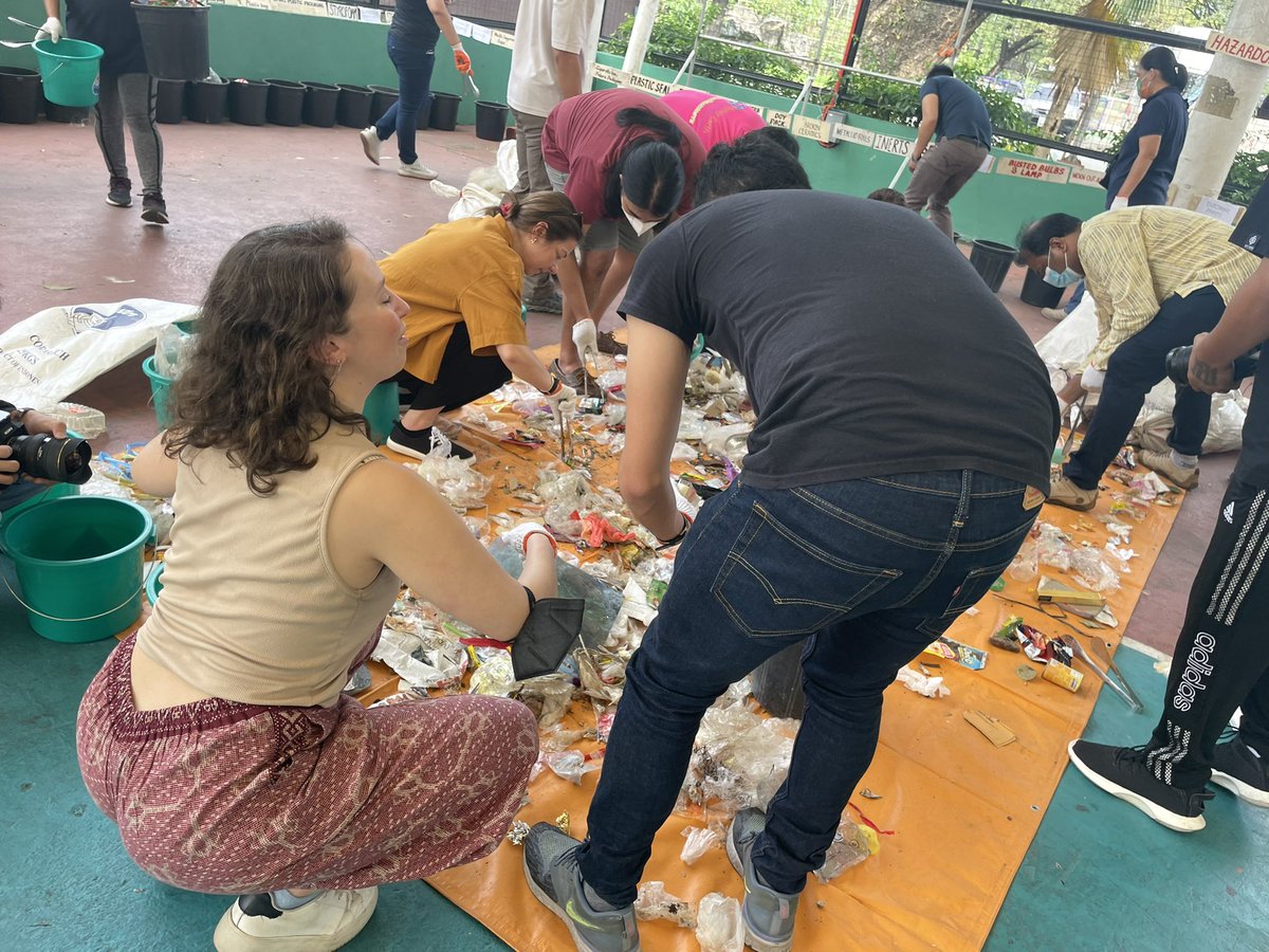 ZyannAmbrosio's tweet photo. Ilang banyaga mula America, India at Malaysia ang nakilahok sa waste segregation sa Waste Assessment and Brand Audit.  @ABSCBNNews @DZMMTeleRadyo https://t.co/uDIlZGvq0j
