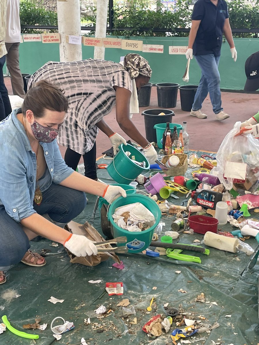 ZyannAmbrosio's tweet photo. Ilang banyaga mula America, India at Malaysia ang nakilahok sa waste segregation sa Waste Assessment and Brand Audit.  @ABSCBNNews @DZMMTeleRadyo https://t.co/uDIlZGvq0j