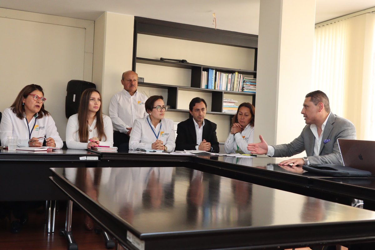johnhache's tweet photo. ¿Cuál puede ser un pie de foto para esta imagen?                                    Alcalde @FunemeAlejandro en comité de aplausos con funcionarios de la Contraloría de Tunja. #Opine @ELDIARIOBOYACA @BoyacaEsNoticia @POSITIVAFMRADIO @FacetasBoyaca @BoyacaRCNRadio @DenunciaEnTunja https://t.co/Bpsl4Yldt7