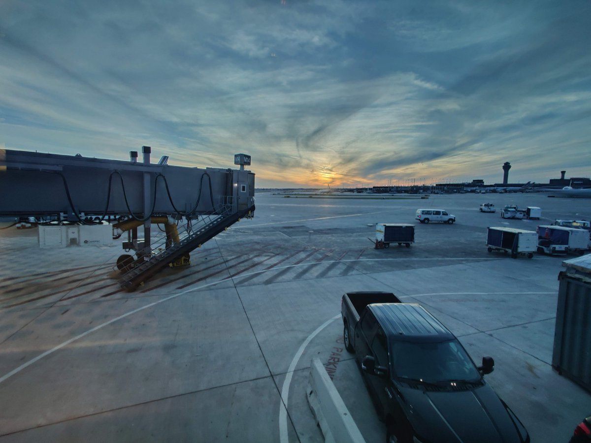 natenakamura's tweet photo. @Delta Sky Club at ORD https://t.co/9LYFsSwzP9